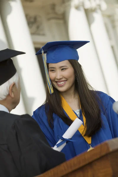 Graduado que recibe el diploma — Foto de Stock