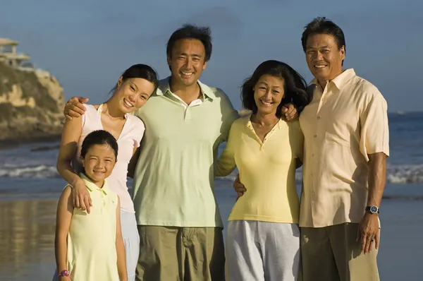 Familia con chica posando en la playa Fotos De Stock Sin Royalties Gratis