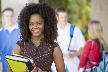 Öğrenci holding kitaplar