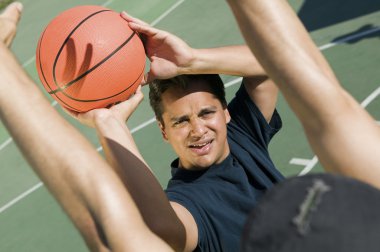 basketbol oynarken erkekler