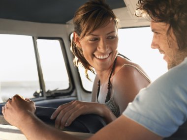 Minibüsün içinde oturan genç Çift