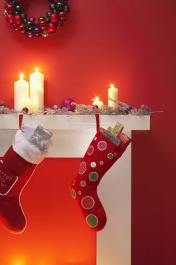 şöminenin üzerinde Noel çorap