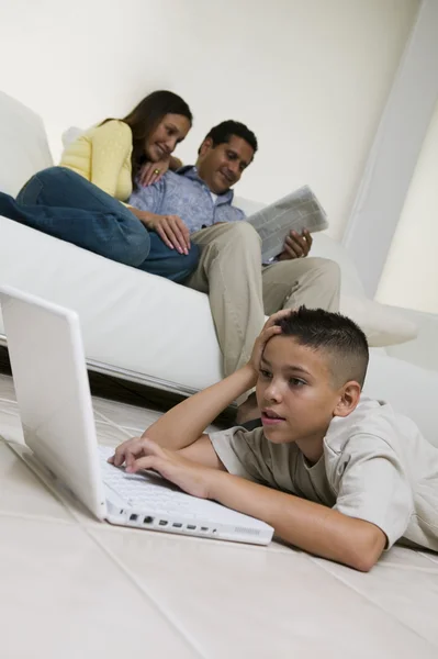 Famiglia relax in salotto — Foto Stock