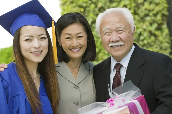 Graduado com mãe e avô — Fotografia de Stock
