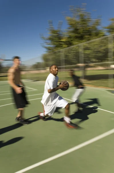 Amis jouant au basket sur le terrain — Photo