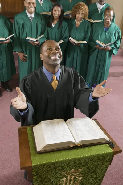 Glad predikant med Bibeln — Stockfoto