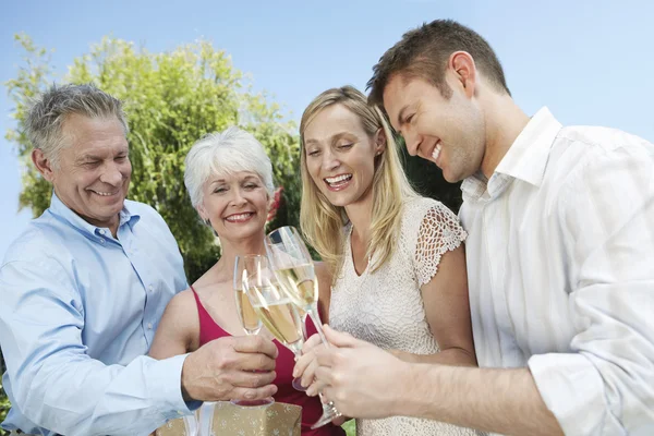 Paar proosten champagne — Stockfoto