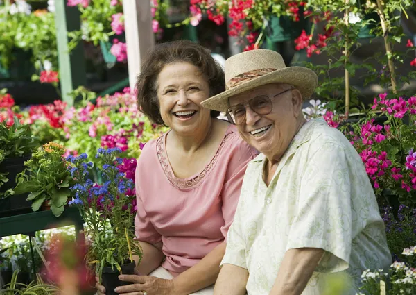 Idősebb pár növény vásárlás — Stock Fotó