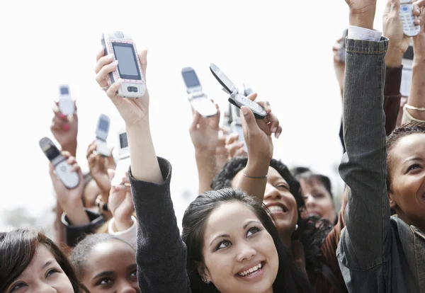 Kalabalık tutan cep telefonları — Stok fotoğraf