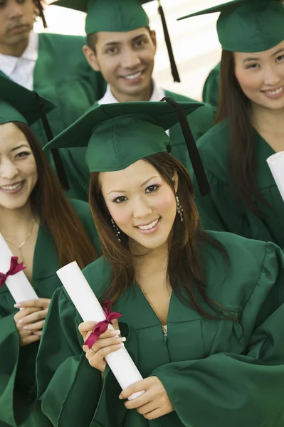 Graduados que poseen diplomas — Foto de Stock