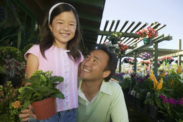 父亲和女儿去逛商场的植物 — 图库照片