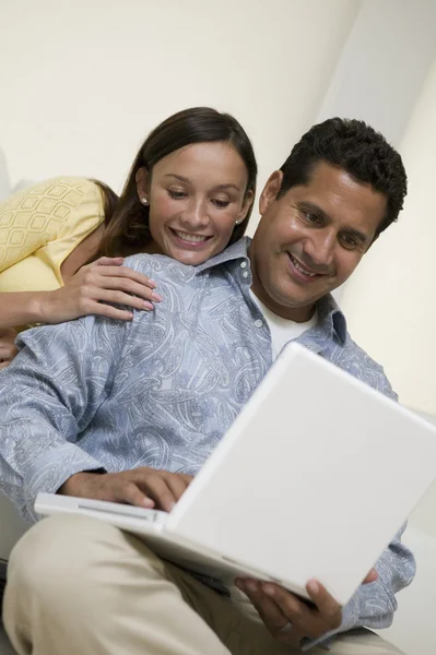 Casal usando laptop juntos — Fotografia de Stock