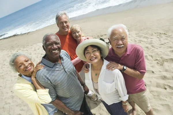 Grupa starszych przyjaciół na plaży — Zdjęcie stockowe