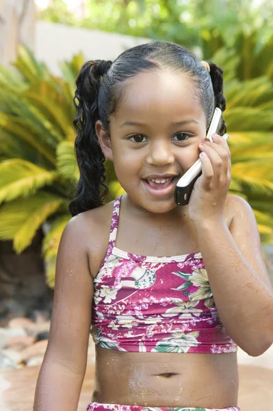 Flicka med mobiltelefon — Stockfoto