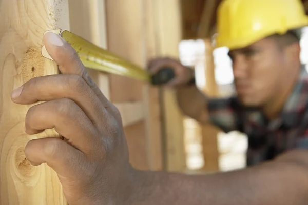 Mesure des travailleurs entre les planches — Photo