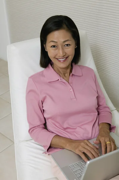 Woman Using Laptop — Stock Photo, Image