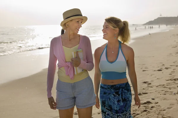 Madre e hija caminando en la playa —  Fotos de Stock