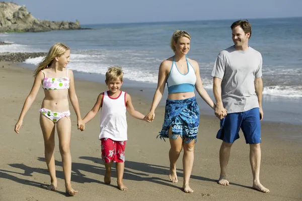 Familie hält Händchen am Strand — Stockfoto