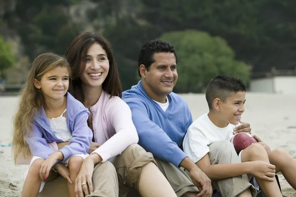 Relax in famiglia sulla spiaggia — Foto Stock