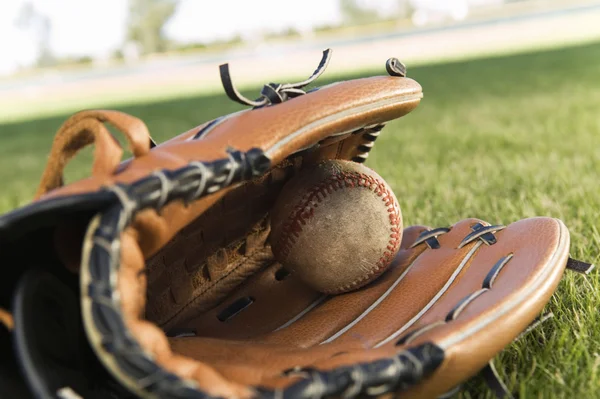 Baseball kesztyű és labda — Stock Fotó