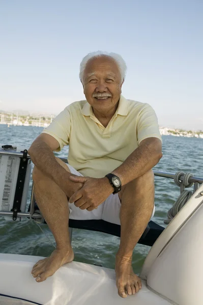Hombre mayor en velero — Foto de Stock