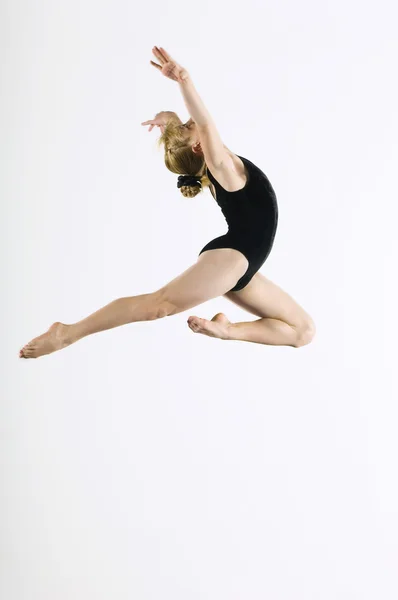 Gymnast leaping in air — Stock Photo, Image