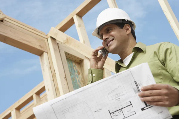 Construction worker with cellphone — Stock Photo, Image