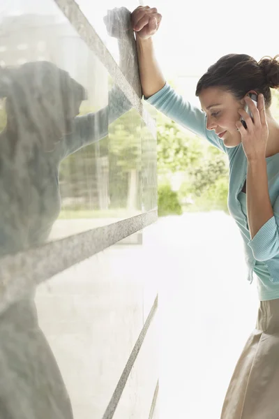 Donna che utilizza il cellulare — Foto Stock