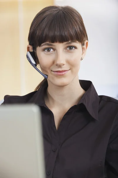 Operador de servicio al cliente con auriculares telefónicos — Foto de Stock