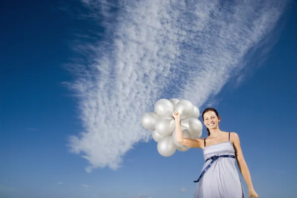 Mulher segurando balões — Fotografia de Stock