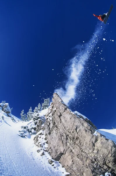 Skifahrer springt von Felsvorsprung — Stockfoto