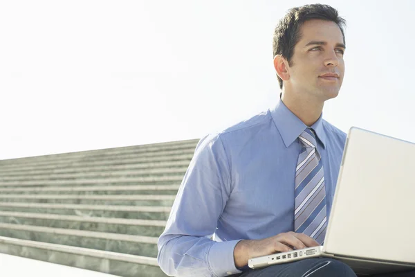 Joven hombre de negocios sentado — Foto de Stock