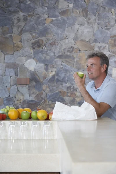 Hombre maduro comiendo manzana —  Fotos de Stock