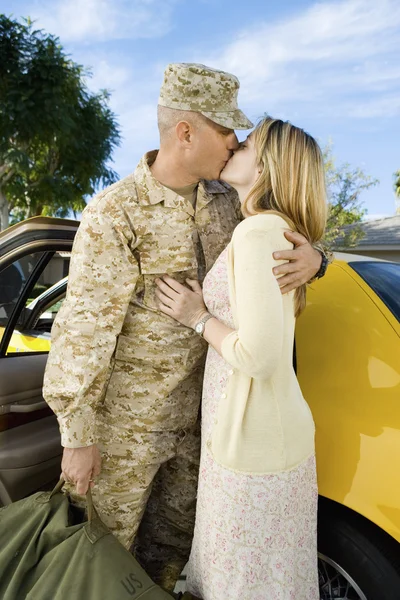 Φιλιά στρατιώτη γυναίκα με το αυτοκίνητο — Φωτογραφία Αρχείου