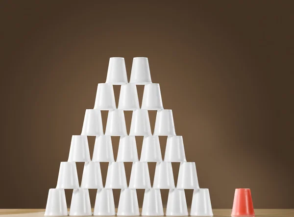 Piramide van witte plastic bekers — Stockfoto