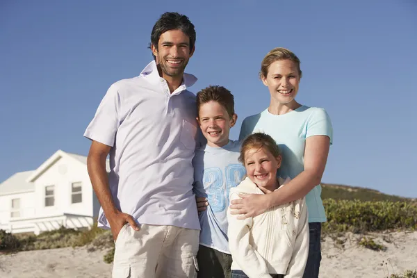 Family standing — Stock Photo, Image