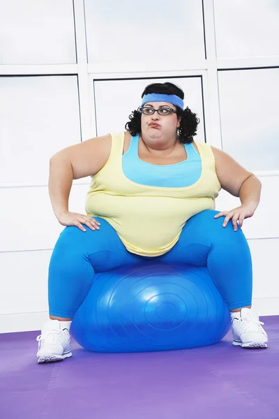 Woman Sitting on Exercise Ball — Stock Photo, Image