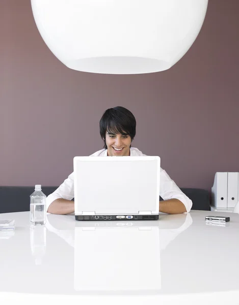 Mann benutzt Laptop — Stockfoto