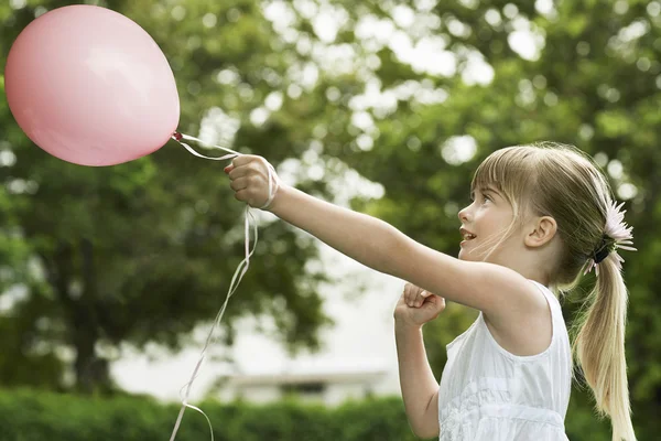 パーティーの風船を持った女の子 — ストック写真