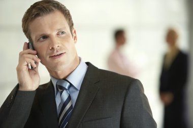 Cep telefonu kullanan bir iş adamı.