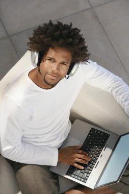 dizüstü bilgisayar kullanan adam