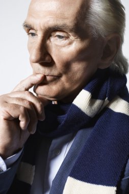 Düşünceli bir komuta sizde eşarp parmağını çeneme closeup