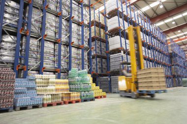 Ambar içinde Forklift sürücüsü