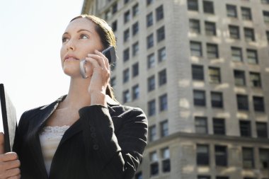 iş kadını sokakta istimal hareket eden telefon