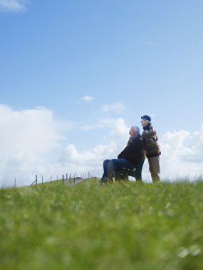 Park 'taki yaşlı çift.