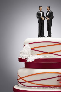 Düğün pastası üzerinde damat biblo