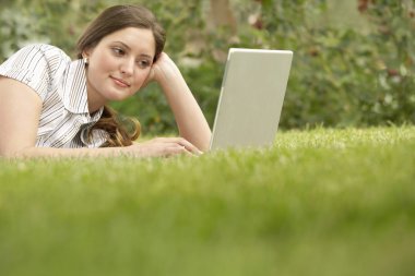 Dizüstü bilgisayar kullanan kadın