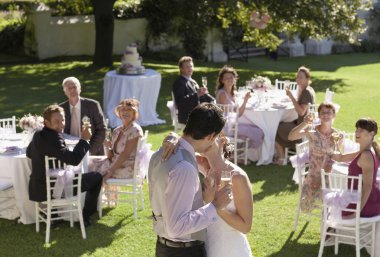Gelin ve damat öpüşüyor.
