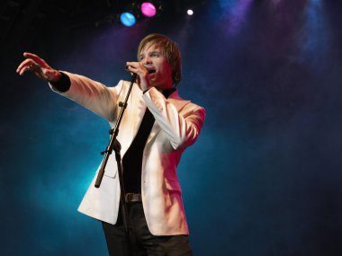 adam konserinde şarkı