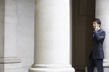 cep telefonuyla konuşan işadamı